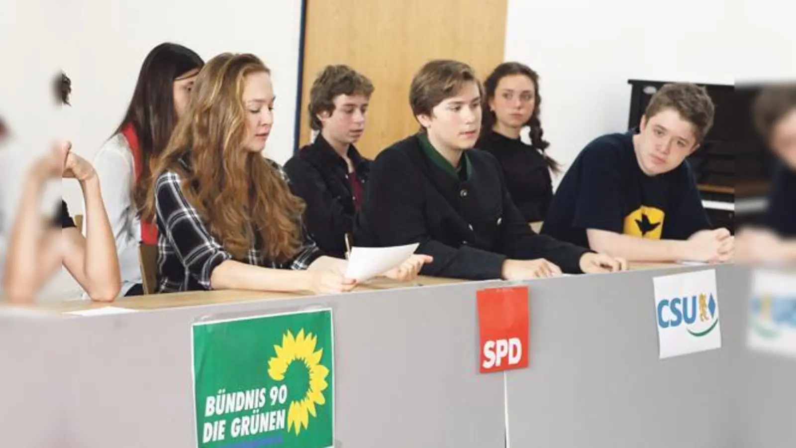 Die Schüler setzten sich nicht nur mit denParteien und deren Programmen auseinander, sie führten auch mit Feuereifer »Wahlkampf«. 	 (Foto: Montessori-Schule Niederseeon)