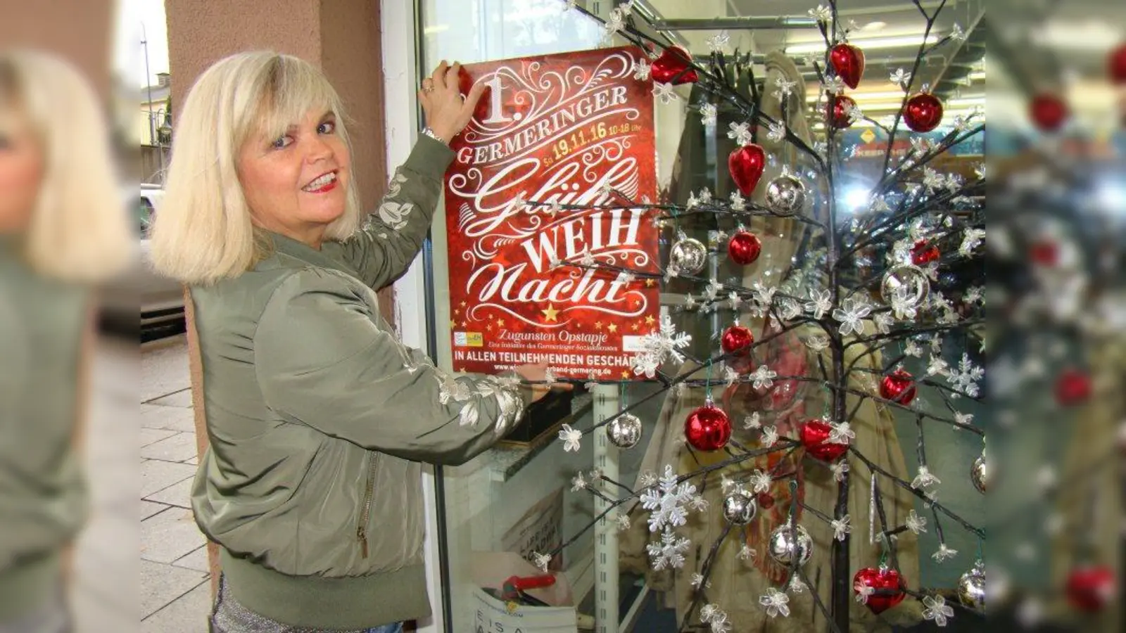 Juliane Fischer-Colbrie dekoriert ihr Geschäft „Fashion Station” für die 1. Germeringer Glühweihnacht. (Foto: pst)