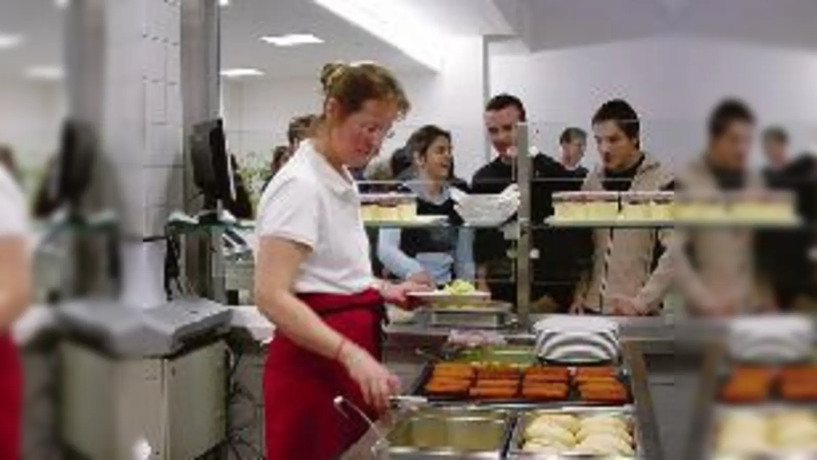 »Genauso gut wie daheim«: den Schülern schmeckts in der neuen Mensa des Moosacher Gymnasiums.  (Foto: ksn)