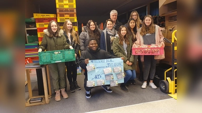 Mit 110 Tütchen und Einkaufsgutscheinen im Wert von 400 Euro besuchte eine Koch-Gruppe der Mittelschuledie Tafel. (Foto: Stephan Treffler)