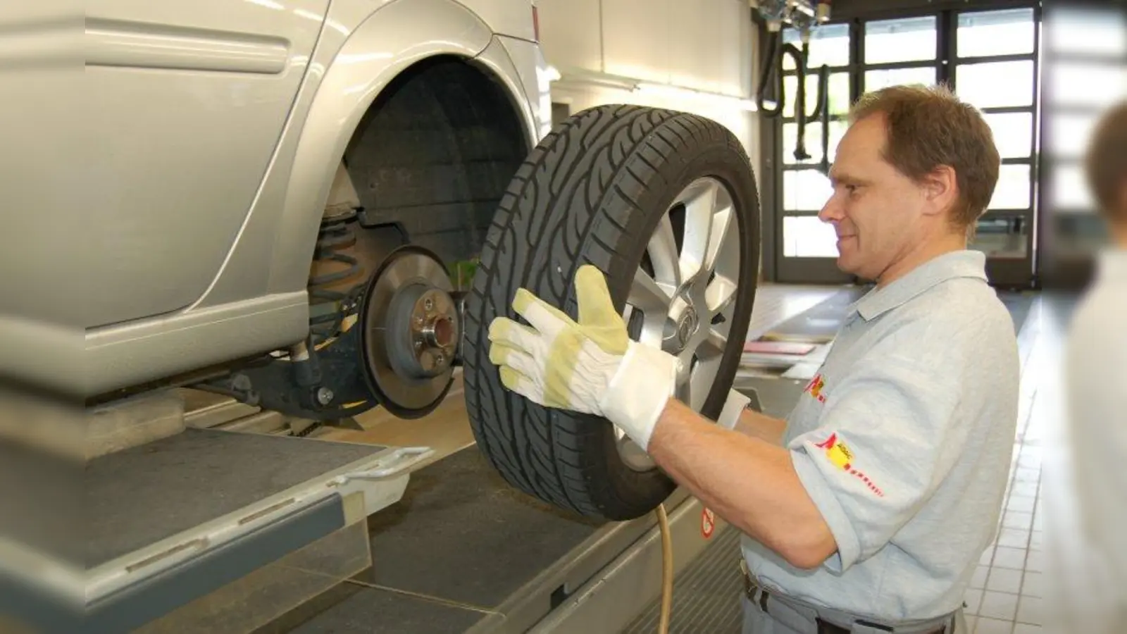 Autofahrer, die im Sommer mit Winter- oder Ganzjahresreifen mit M+S-Kennzeichnung nach Italien fahren wollen, sollten laut ADAC überprüfen, ob die Pneus den in der Zulassungsbescheinigung Teil I (Fahrzeugschein) angegebenen Speed-Index unterschreiten. Ist das der Fall, drohen bei einer Polizeikontrolle hohe Bußgelder. Betroffenen Autofahrern empfiehlt der Automobilclub vor Antritt der Italienreise eine Überprüfung oder den Wechsel auf Sommerreifen. (Foto: ADAC)