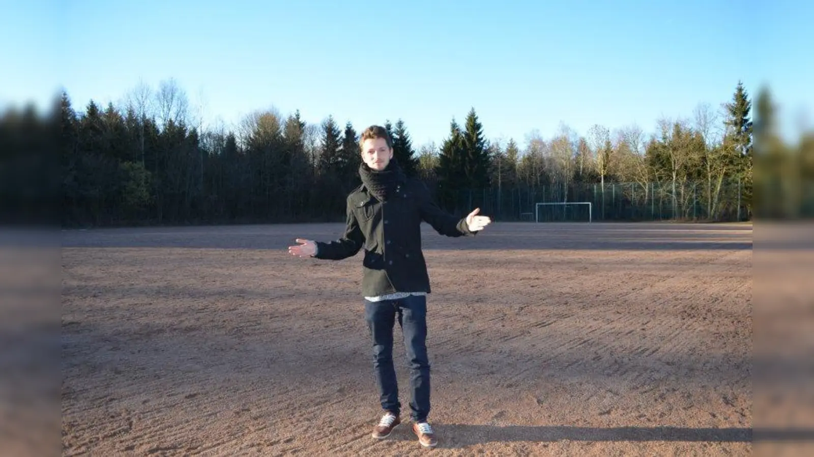 Michael Rieger ratlos auf dem roten Platz: „Als Spieler und Trainer wünsche ich mir einen neuen Kunstrasenplatz, mehr Trainingsmöglichkeiten und die Unterstützung der Stadt München.” (Foto: E.S.)