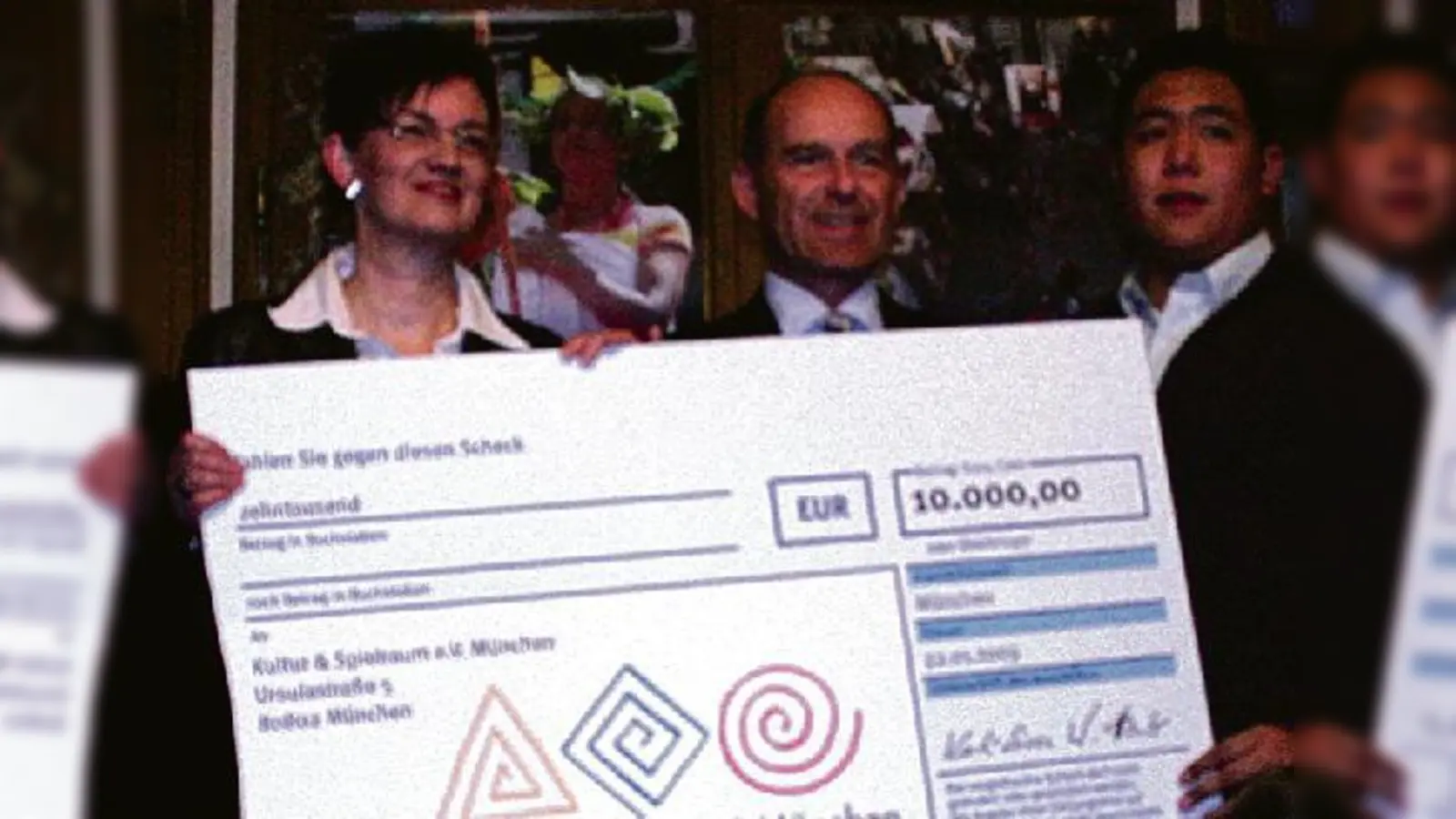 Christine Strobl, Karl-Erivan Haub und Patrick Berroya (v. li.) bei der  (Scheckübergabe.Foto: cr)
