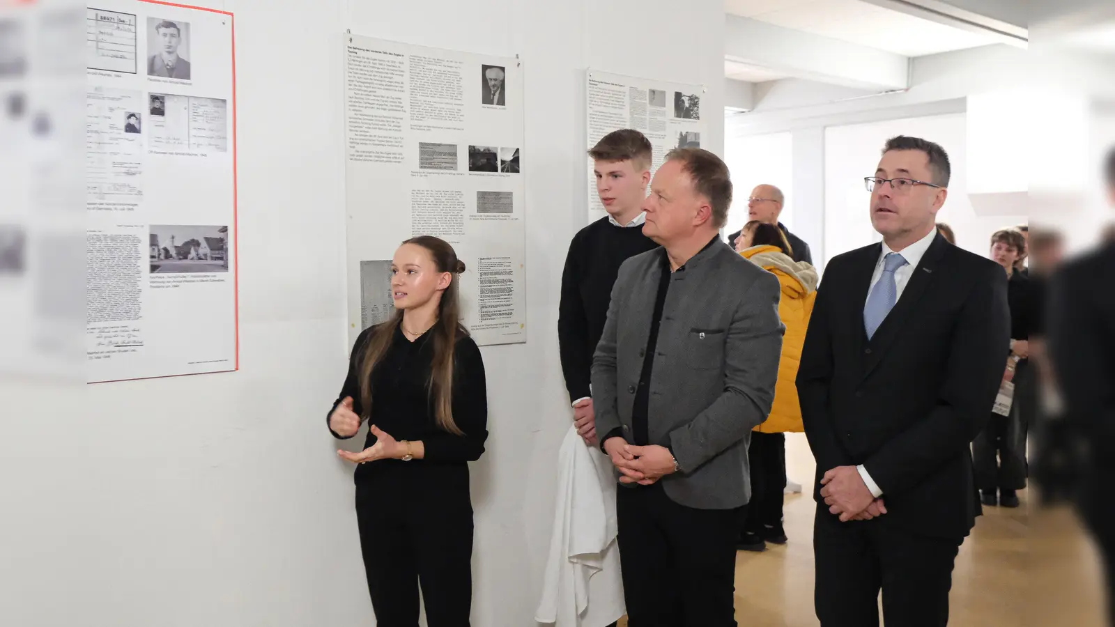 Die Schülerin Annika Kuhwald und der Schüler Simon Martl enthüllen nach der Gedenkveranstaltung im Beisein von Landrat Robert Niedergesäß und Schulleiter Peter Popp eine Gedenktafel für Arnold Wachtel.  (Foto: LRA Ebersberg)