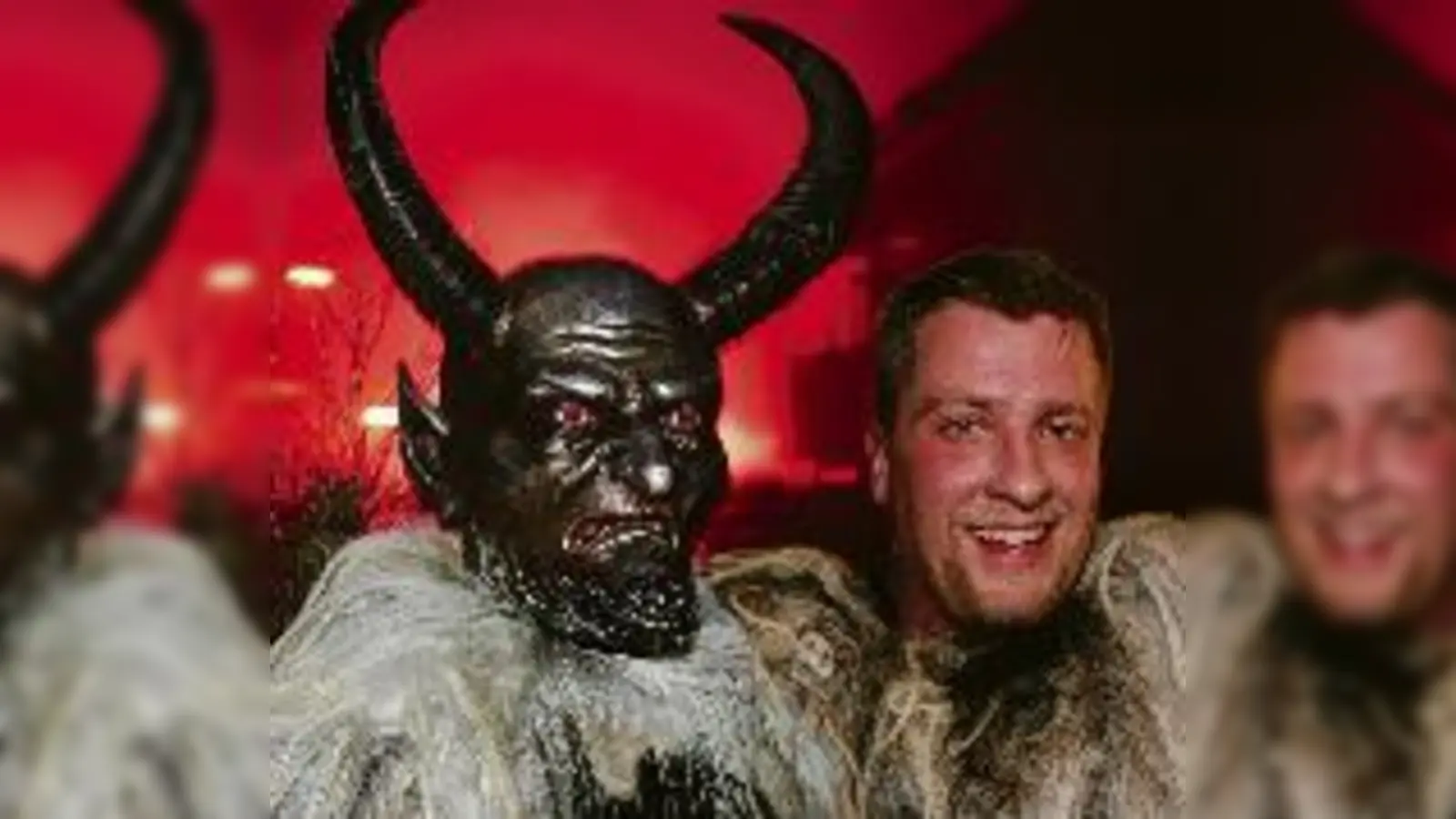 Der Mensch hinter der unheimlichen Maske von Münchens erster Krampus-Gruppe »Sparifankerl-Pass«: Tom Bierbaumer. Fotos: Sessner;  (Foto: ABC Fotosatz)