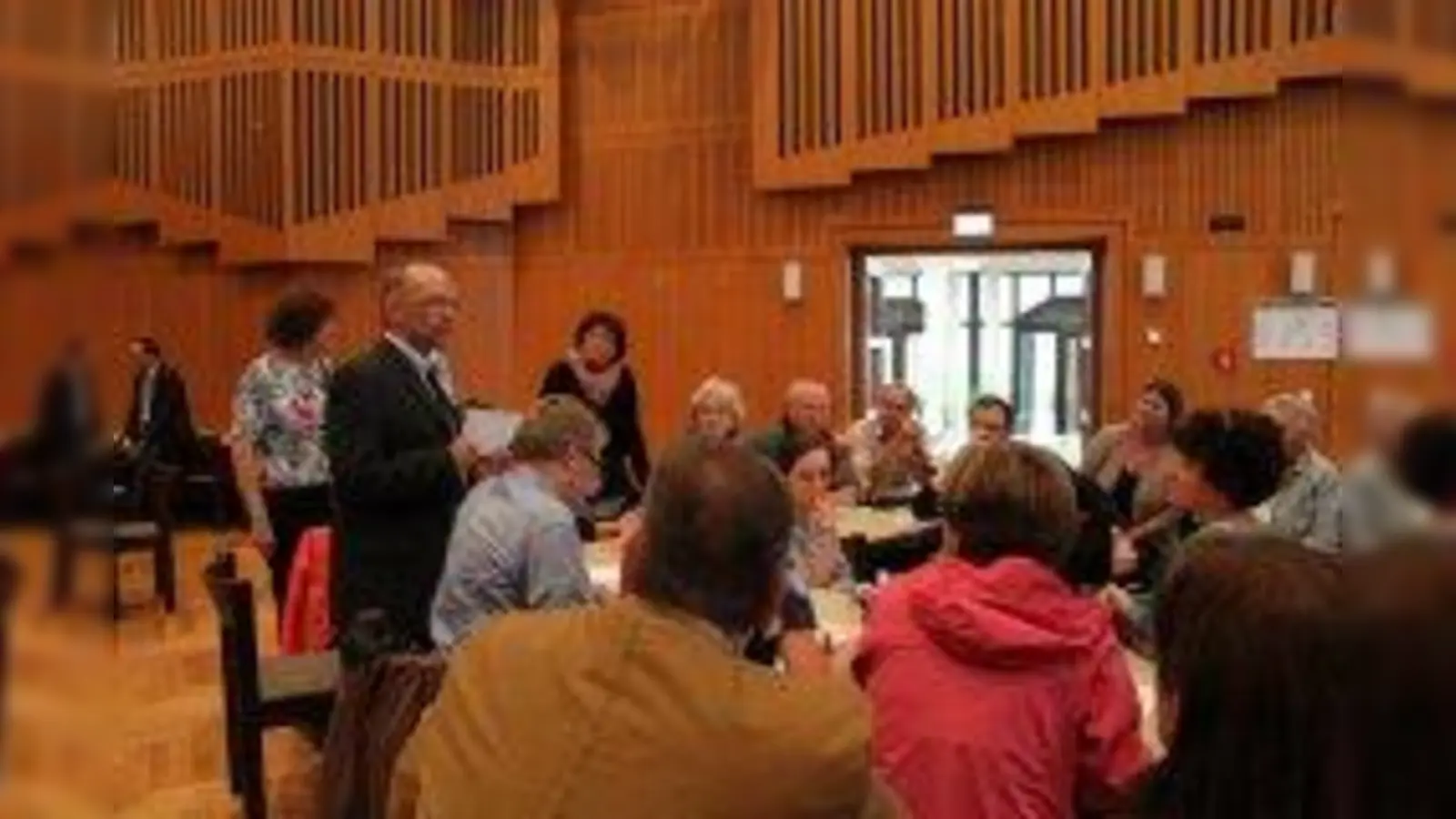 Zweiter Bürgermeister Stefan Handl im Gespräch mit den sich nun gegründeten Asyl-Helfergruppen. (Foto: pi)