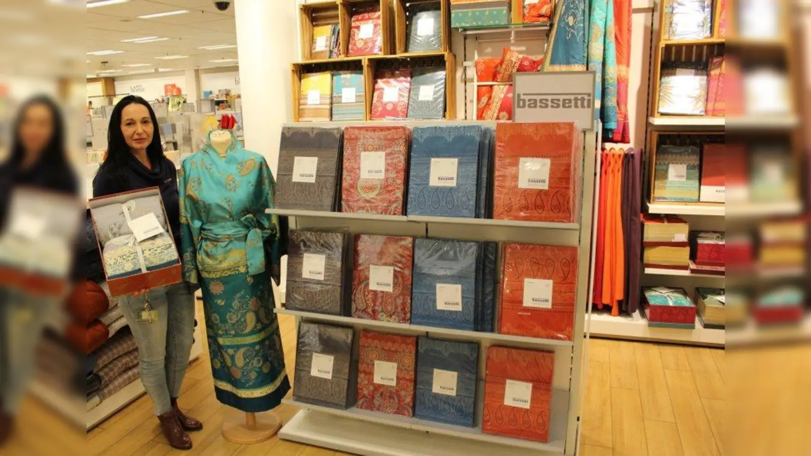 „Jede Kollektion besticht durch ihre Farben, die sehr intensiv sind”: Kaufhof Mitarbeiterin Heidrun Kelb präsentiert Produkte der italienischen Firma Bassetti. (Foto: sb)