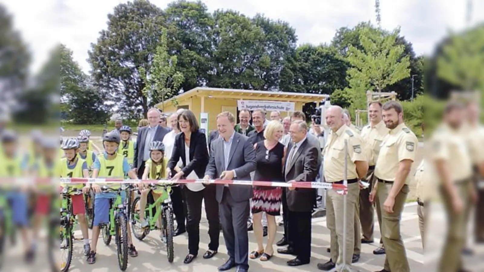 Bürgermeisterin Angelika Obermayer und Landrat Robert Niedergesäß durchschneiden das Band und eröffnen damit die neue Jugendverkehrsschule in Grafing. 	 (Foto: Otto Hartl)