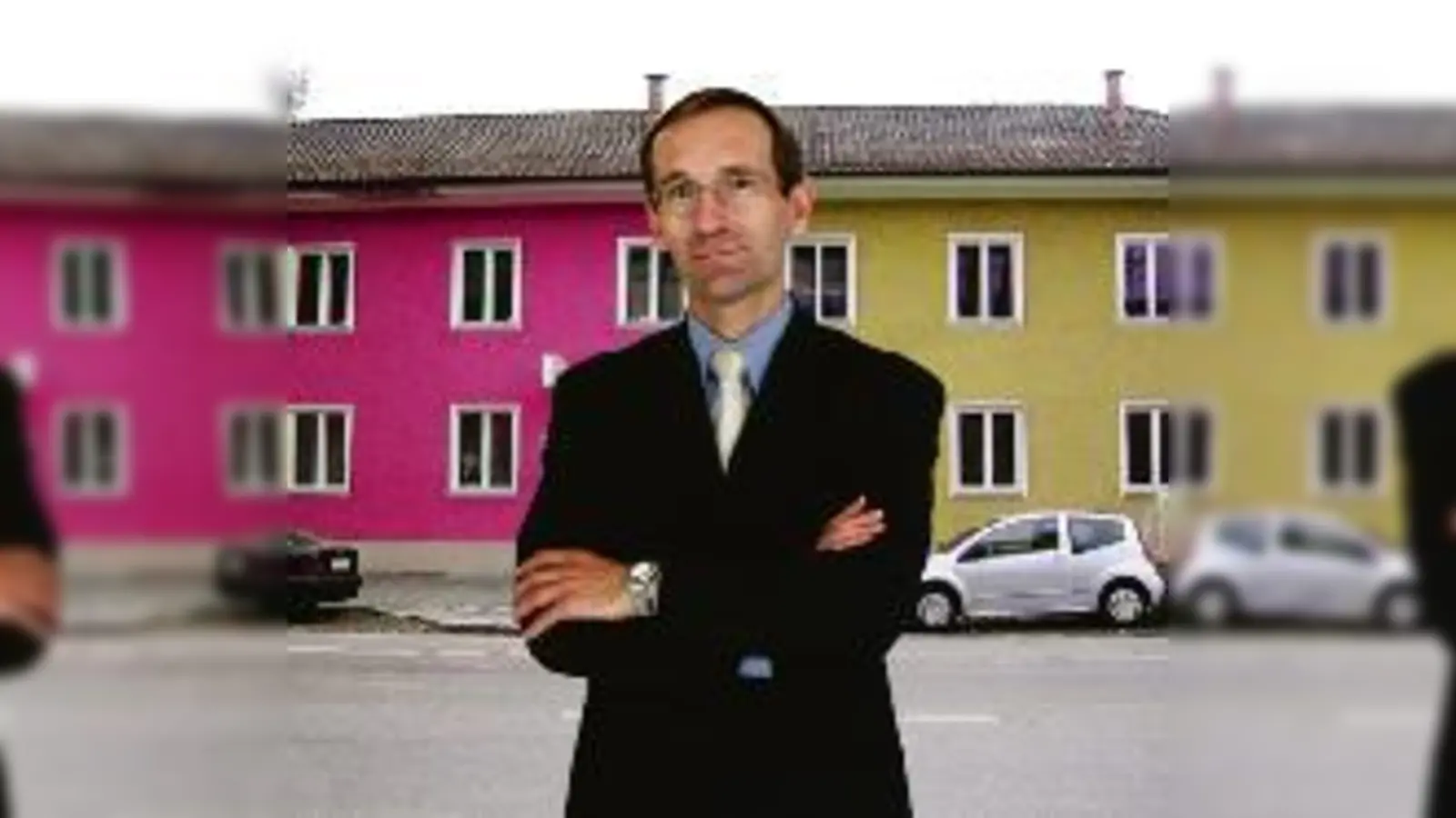 Bruno Gross, Kanzler der Münchner Fachhochschule, ist dagegen, dass psychisch Kranke in das ehemalige Blindenheim an der Lothstraße ziehen: Schließlich soll das Gebäude künftig von der Fachhochschule genutzt werden. 	 (Montage: clash)