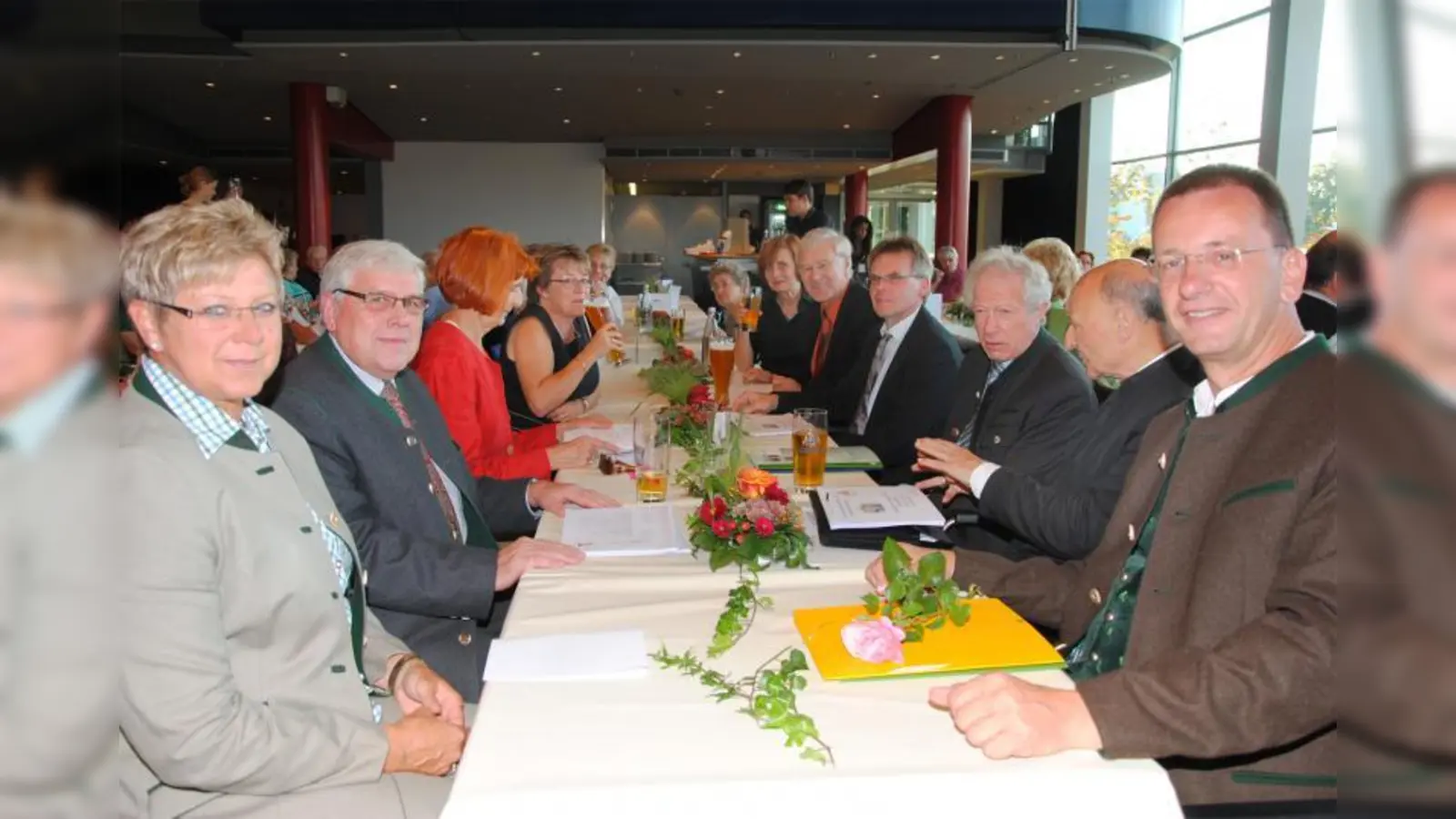 Als Ehrengäste konnte Vereinsvorstand Albert Metz (links) Andreas Haas, Abt Odilo Lechner, Peter Braun, Horst Stegmann und Bürgermeister Helmut Ankenbrand (von rechts) an seinem Tisch begrüßen. (Foto: Eva Schraft)
