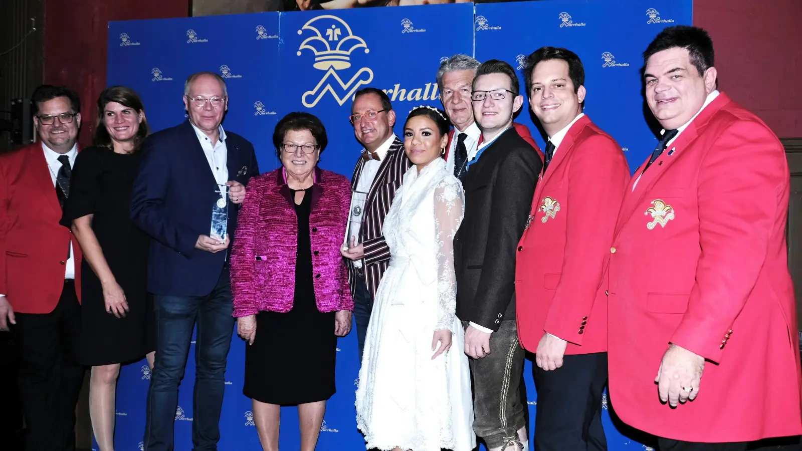 Die Präsidentin des Bayerischen Landtags, Barbara Stamm (4.v.l.) übergab den Sigi Sommer Taler an die beiden Kabarett-Größen Volker Heißmann und Martin Rassau. Es gratulierten herzlich die Vorstandschaft der Narhalla, das amtierende Prinzenpaar und Claudia Stamm (2. v. l.). (Foto: Robert Bösl)