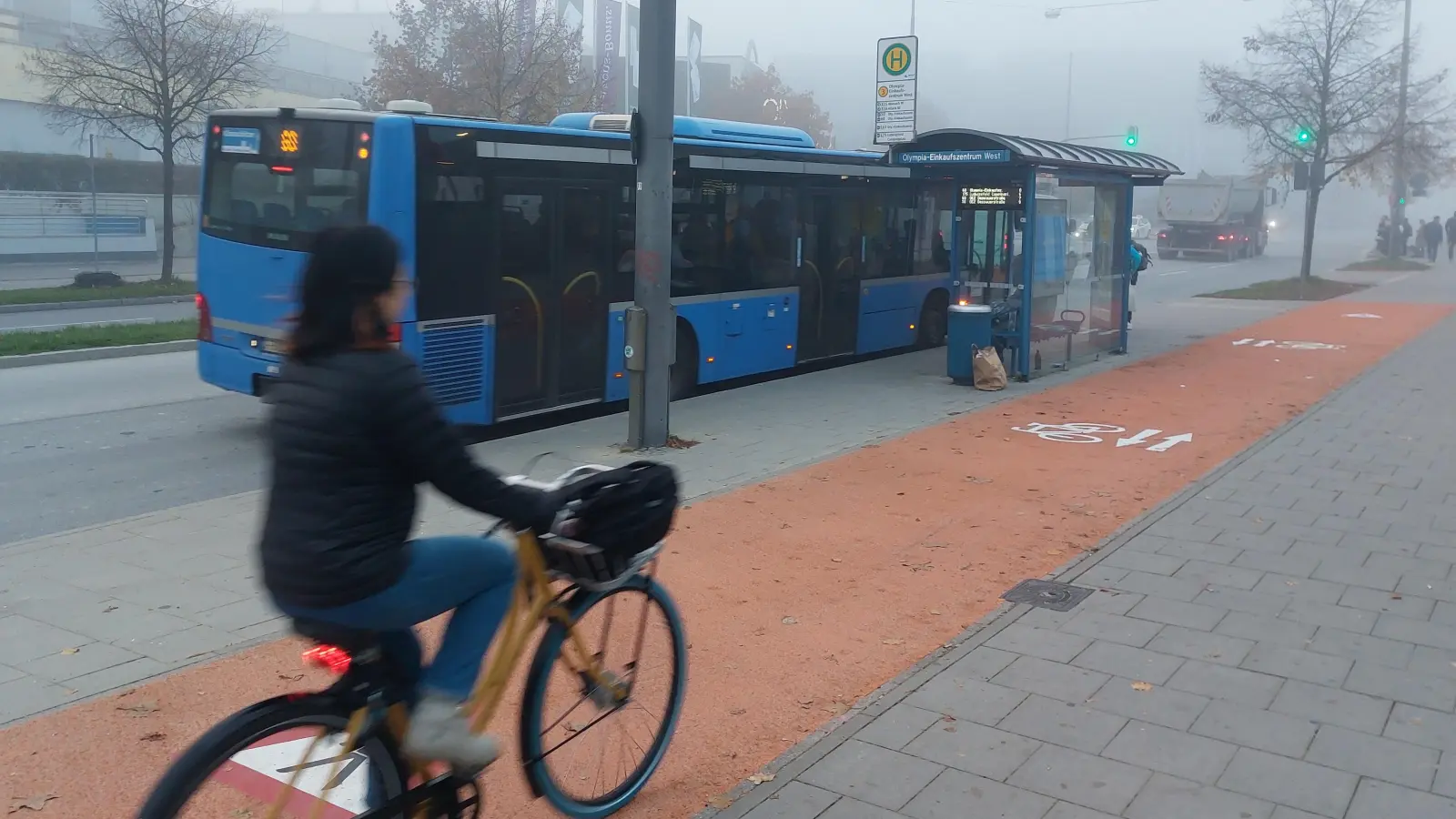 In Moosach ist die Bushaltestelle Olympia-Einkaufszentrum West auf der Westseite der Hanauer Straße für das Pilotprojekt ausgewählt worden. (Foto: bas)