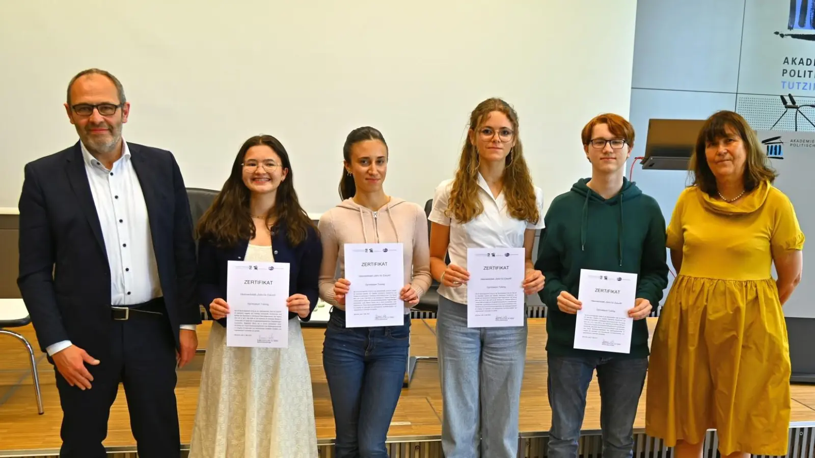 Zum Abschluss gab es Zertifikate (von links): Andreas Thalmaier (Schulleiter Gymnasium Tutzing), Magdalena Böhm, Luisa Mareen Gerum, Louisa Sophie Sundermann und Maximilian Haes (alle Gymnasium Tutzing) sowie Brigitte Grams-Loibl (Ministerialbeauftragte). (Foto: Akademie für Politische Bildung, Tutzing)