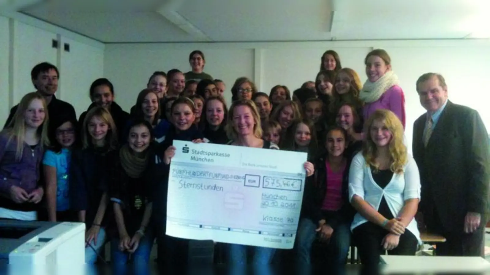 Freuten sich sehr über die erreichte Summe für die „Sternstunden”-Organisation: Die Klasse 7a des Bertolt-Brecht-Gymnasiums. (Foto: pi)
