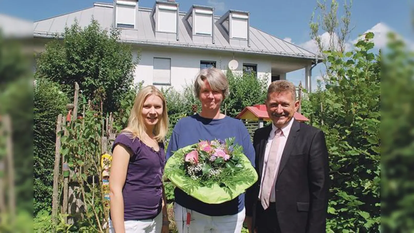 Konrektorin Angelika Lange, Rektorin Christine Neumann und  Bürgermeister Klaus Korneder.      (Foto: VA)