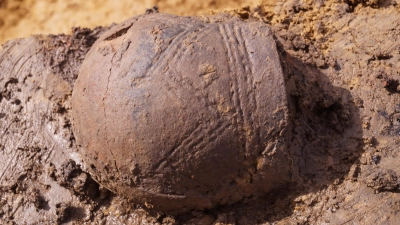 Eines der neolithischen Kleingefäße, das bei der Ausgrabung in Flitzing Schloßfeld gefunden wurde.<br>  (Foto: Fa. SingulArch)