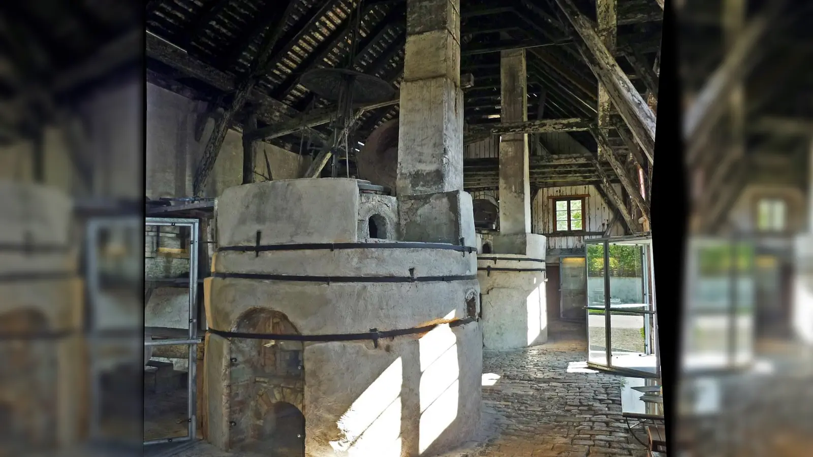 Ein Programmpunkt ist die historische Fraunhofer-Glashütte in Benediktbeuern. (Foto: SchiDD, wikimedia)