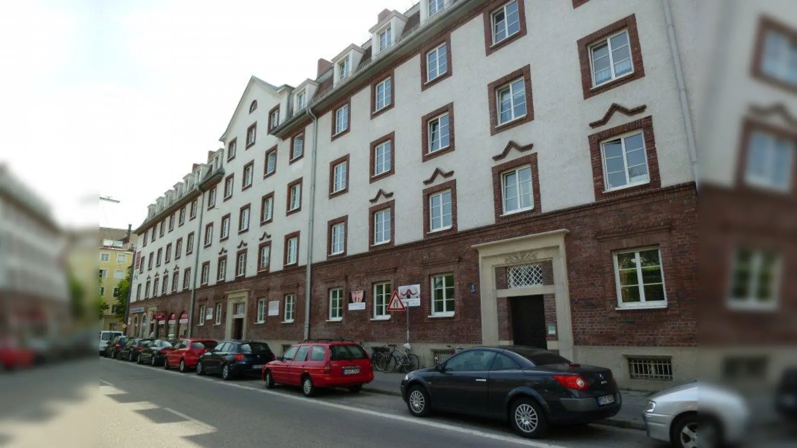 Das Dachgeschoss der Wohnanalge an der Agnes-Bernauer-Straße soll um eine zweite Dachgeschossebene ausgebaut werden. Hier werden 19 neue Wohnungen entstehen. Die Bestandsbewohner befürchten negative Folgen für die Wohnqualität in ihrer Anlage. (Foto: BK)