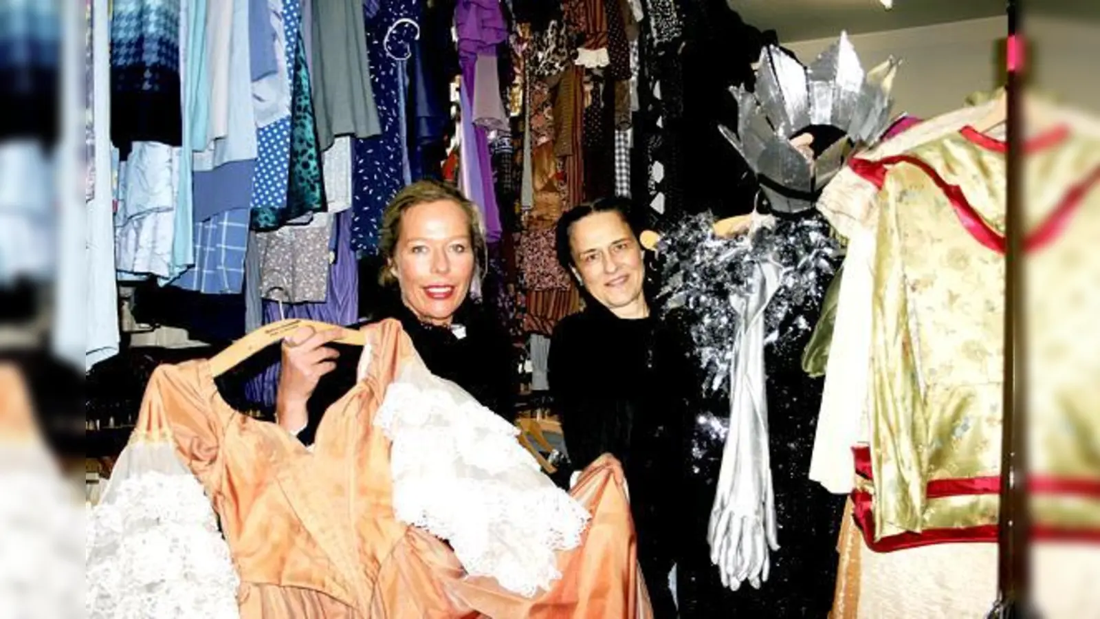 Prachtvolle Theaterkleider stehen zum Verkauf: Inge Schäffner (l.) und Sibylle Maurides haben rund 1.000 Kostüme ausgewählt.	 (Foto: scy)