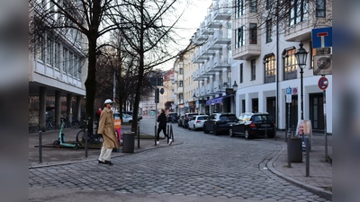 Huschhusch, noch schnell über die Straße, bevor das nächste Fahrzeug kommt. Das wird bald Geschichte sein, denn aus der St.-Anna-Straße wird eine Fußgängerzone. (Foto: mha)
