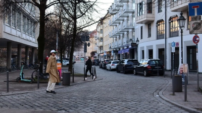 Huschhusch, noch schnell über die Straße, bevor das nächste Fahrzeug kommt. Das wird bald Geschichte sein, denn aus der St.-Anna-Straße wird eine Fußgängerzone. (Foto: mha)