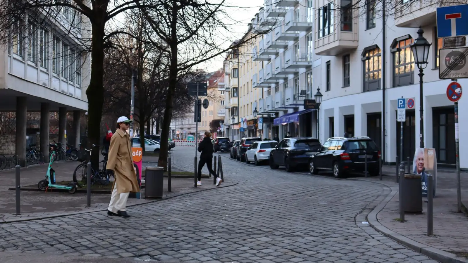 Huschhusch, noch schnell über die Straße, bevor das nächste Fahrzeug kommt. Das wird bald Geschichte sein, denn aus der St.-Anna-Straße wird eine Fußgängerzone. (Foto: mha)