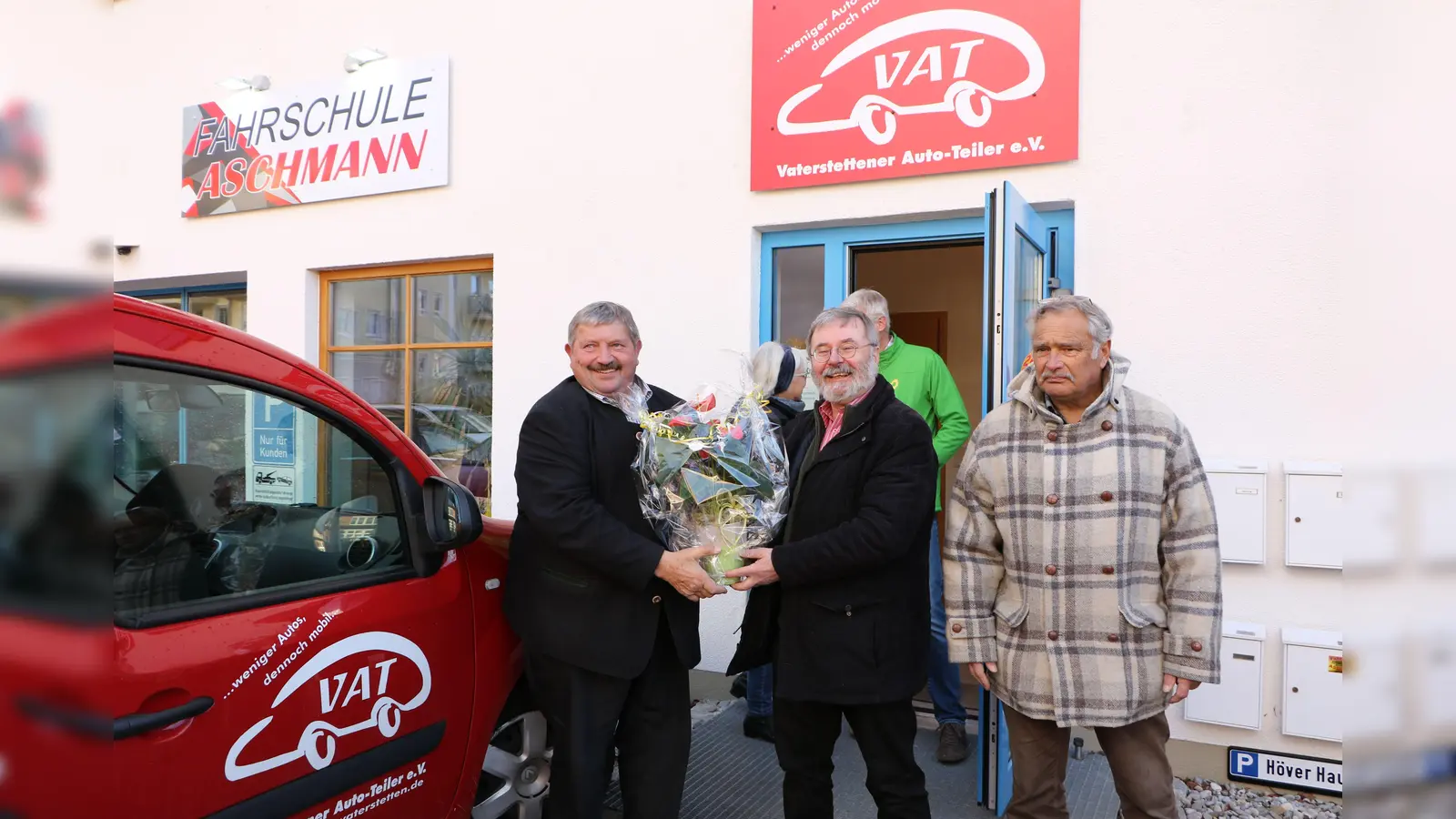 Bürgermeister Reitsberger mit den beiden VAT-Vorständen Rainer Hartmann und Klaus Breindl (von links) vor der neuen VAT-Geschäftstelle. (Foto: Auto-Teiler)