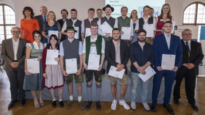 Schulleiterin Nicole Kohnhäuser (hinten links), Kammerpräsident Franz Xaver Peteranderl (hinten 2.v.li.), Stadtschulrat Florian Kraus (hinten 4.v.li.) und Münchens Zweiter Bürgermeister Dominik Krause (hinten Mitte) mit den Klassenbesten der Meisterschulen am Ostbahnhof. <br> <br> (Foto: Michael Schuhmann)