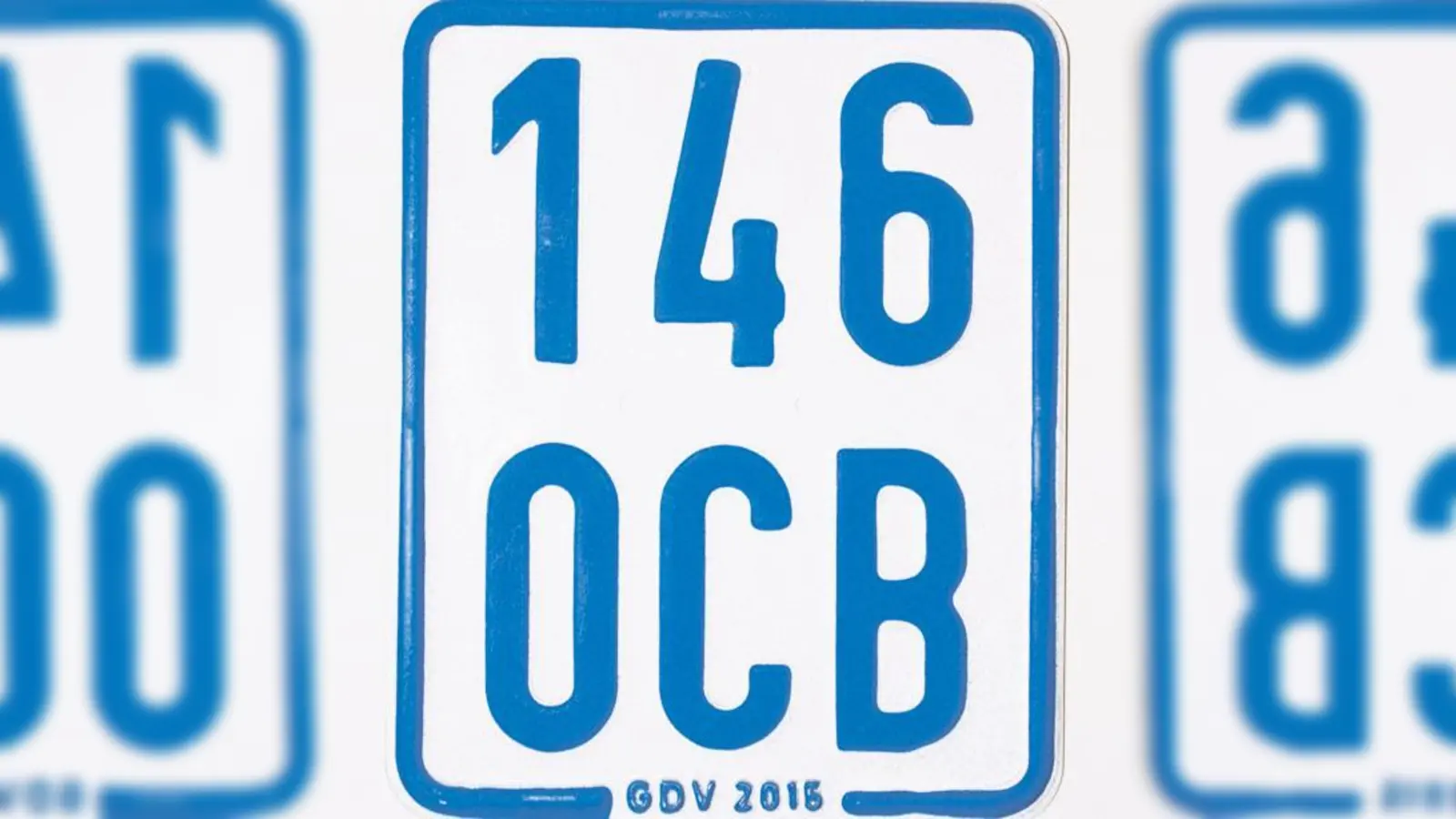 Jetzt montieren: Seit 1. März gelten die neuen blauen Versicherungskennzeichen.	 (Foto: ADAC)