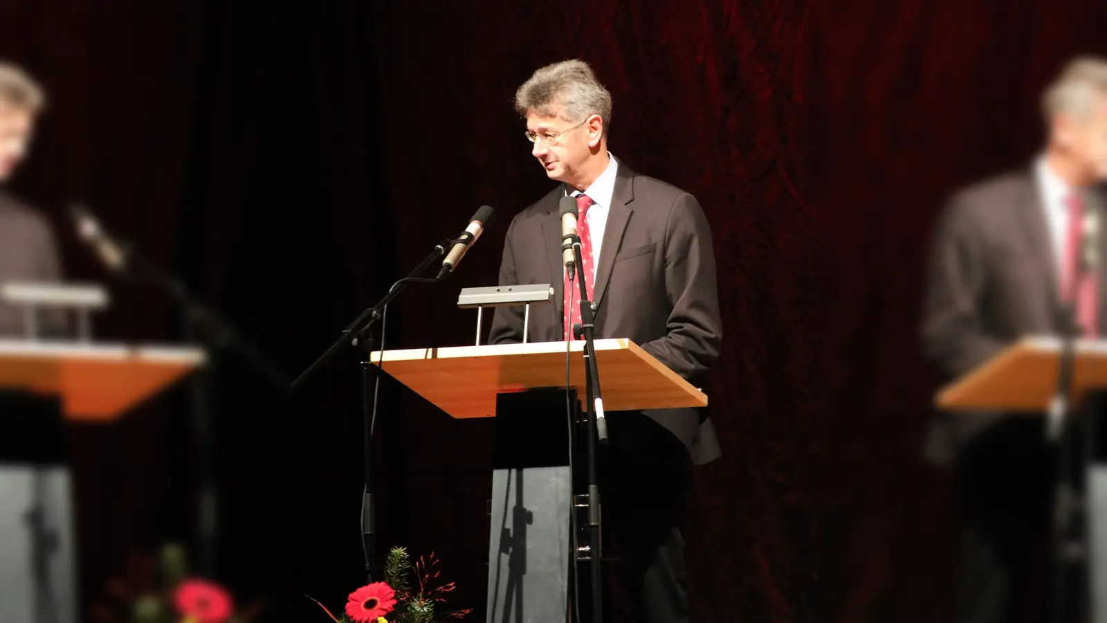 Kultusminister Michael Piazolo war Gast im Wilhelm-Hausenstein-Gymnasium. (Foto: WHG/S. Matthäus)
