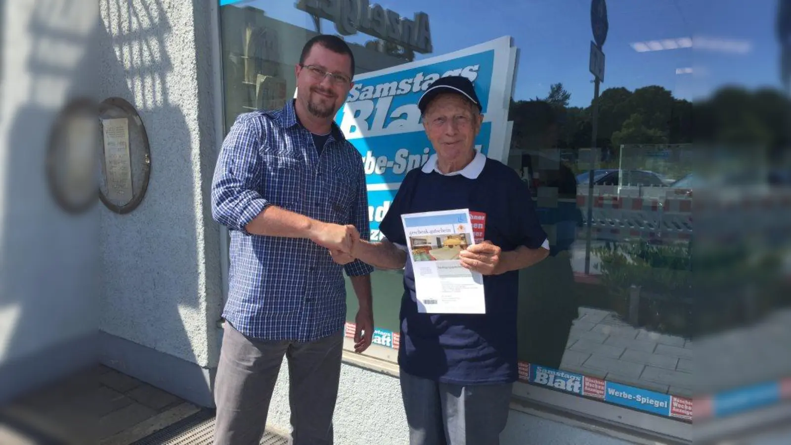 Andreas Breitenauer dankte Zusteller Jakob Eck für zwei Jahrzehnte zuverlässigen Einsatz. Zum Jubiläum schicken die Münchner Wochenanzeiger ihren Langzeit-Zusteller in den Kurzurlaub nach Schladming. (Foto: wsp)