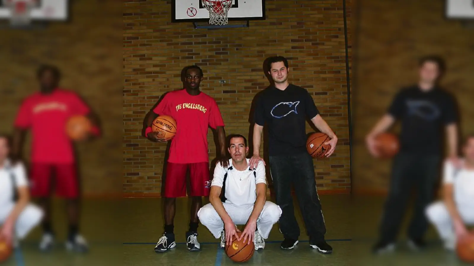 Für Ibrahim Furaha, Thomas Grüner und Oliver Juric hat »nightball« einen besonders großen Stellenwert. Viele junge Moosacher nehmen die Einladung zum nächtlichen Kicken in der Schulturnhalle an.  (Foto: wei / VA)