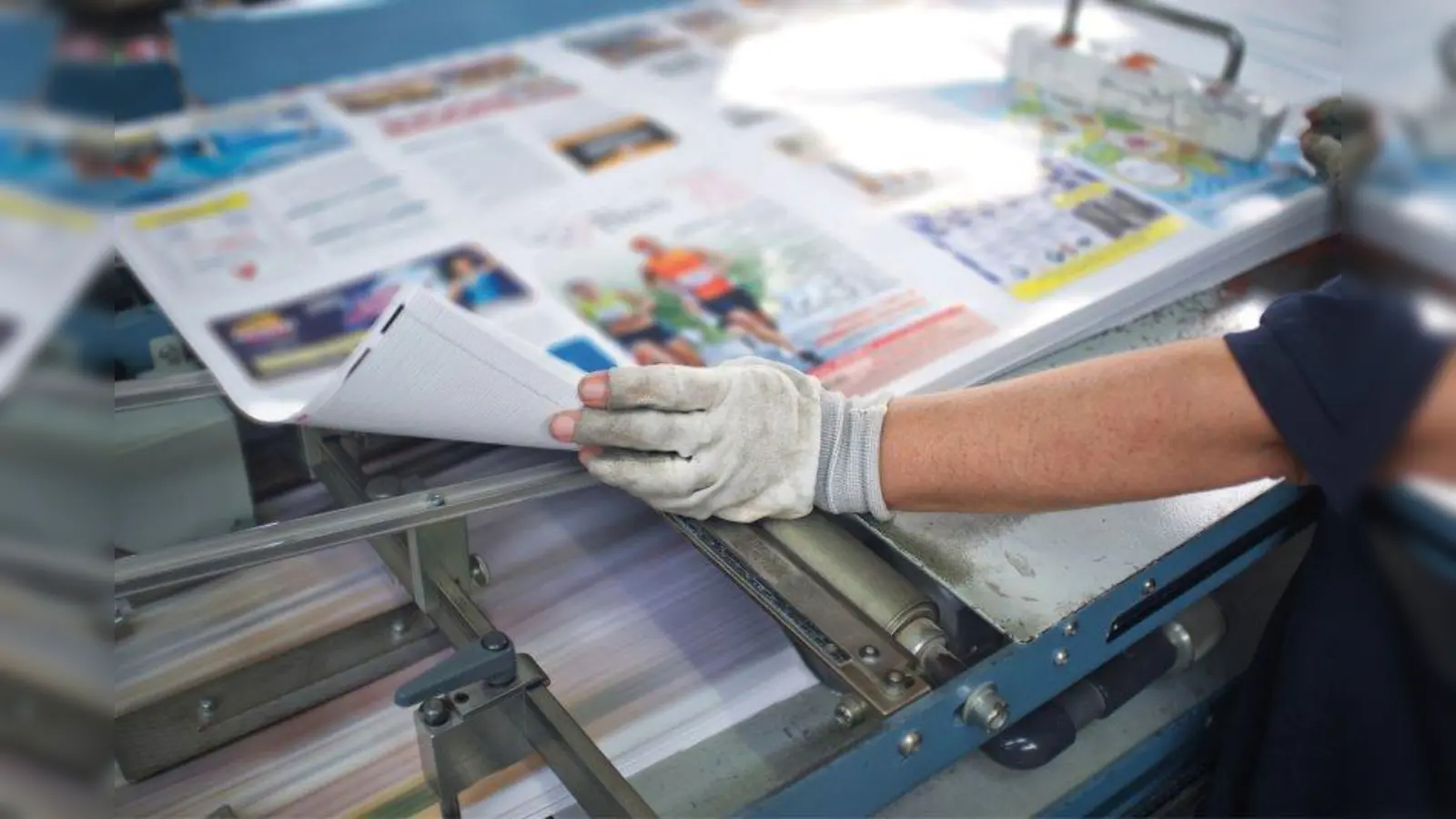 Wenn aus Druckbögen komplette Zeitschriften, Bücher, Prospekte oder Kataloge werden, hat der Medientechnologe mit der Spezialisierung Druckverarbeitung ganze Arbeit geleistet. (Foto: oigro/123rf.com/randstad)