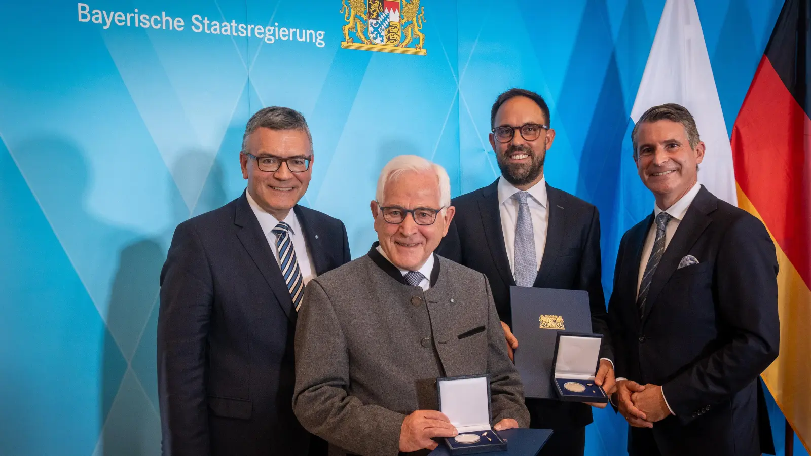 Verleihung der Europa-Medaille: v.l.: Florian Herrmann, Dieter Thalhammer, Christian Mohr und Eric Beißwenger. (Foto: Andreas Heddergott)