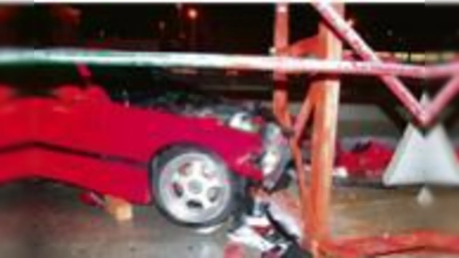 Das Baugerüst wurde durch die Wucht des Aufpralls schwer beschädigt. 	 (Foto: Polizei)