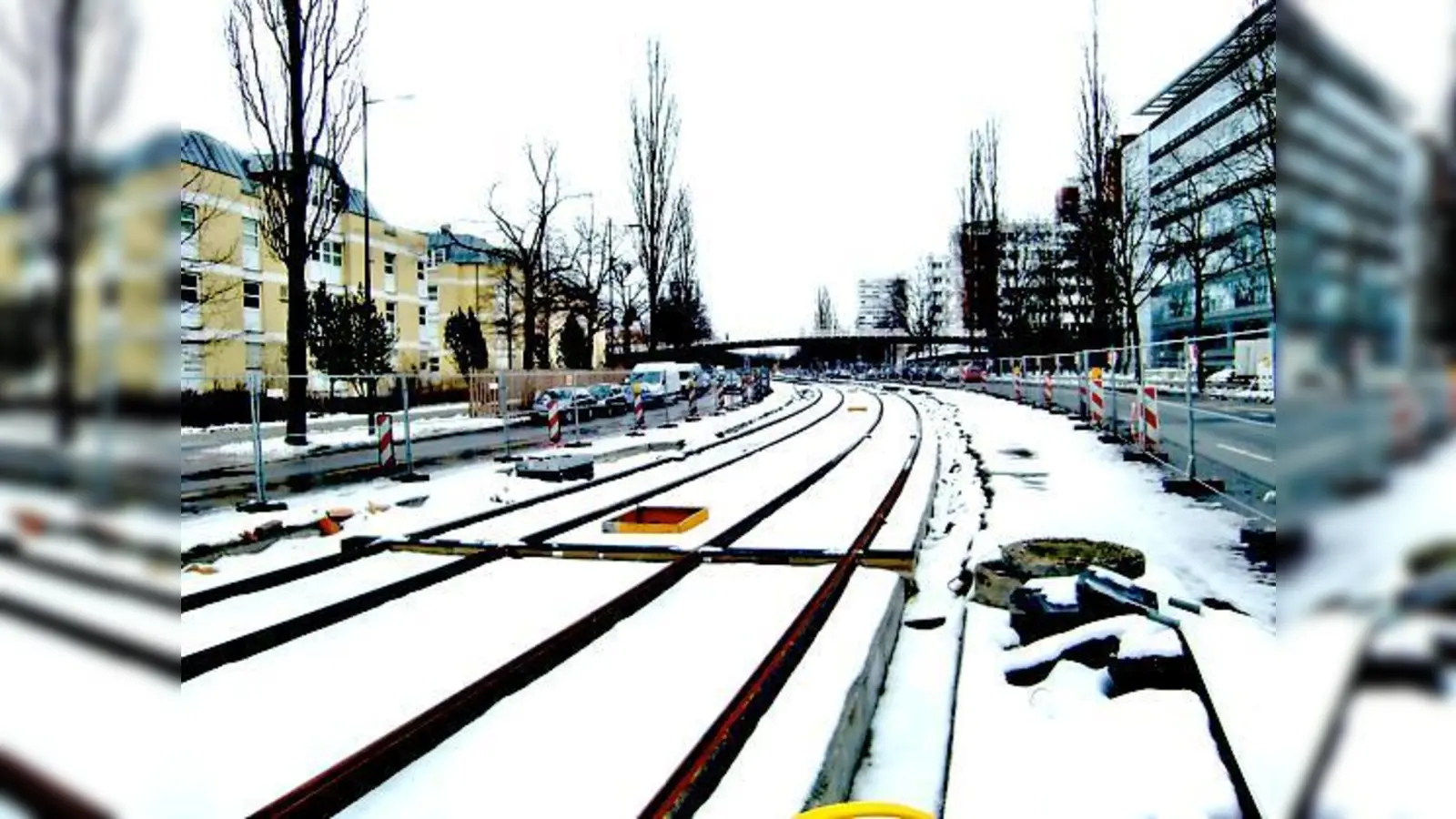 Auf der Tramstrecke vor dem Busbahnhof Arabellapark ruhen die Ausbauarbeiten. 	 (Foto: ikb)