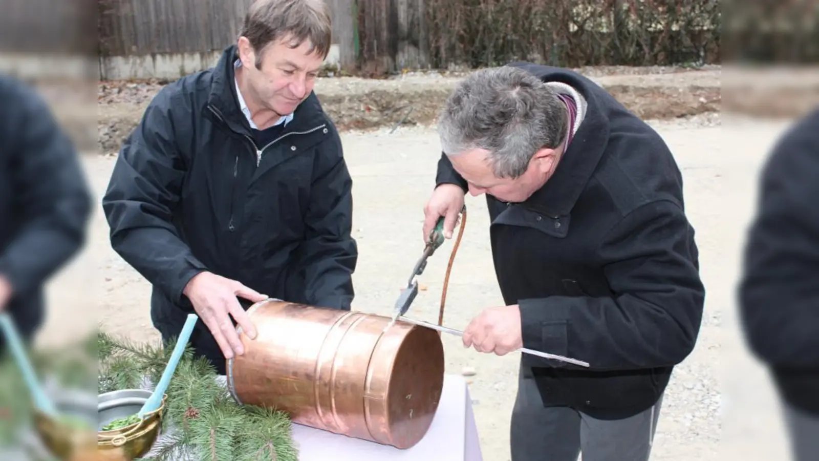 Spenglermeister Hubert Leib (rechts) verlötete die Hülse sorgfältig. (Foto: job)