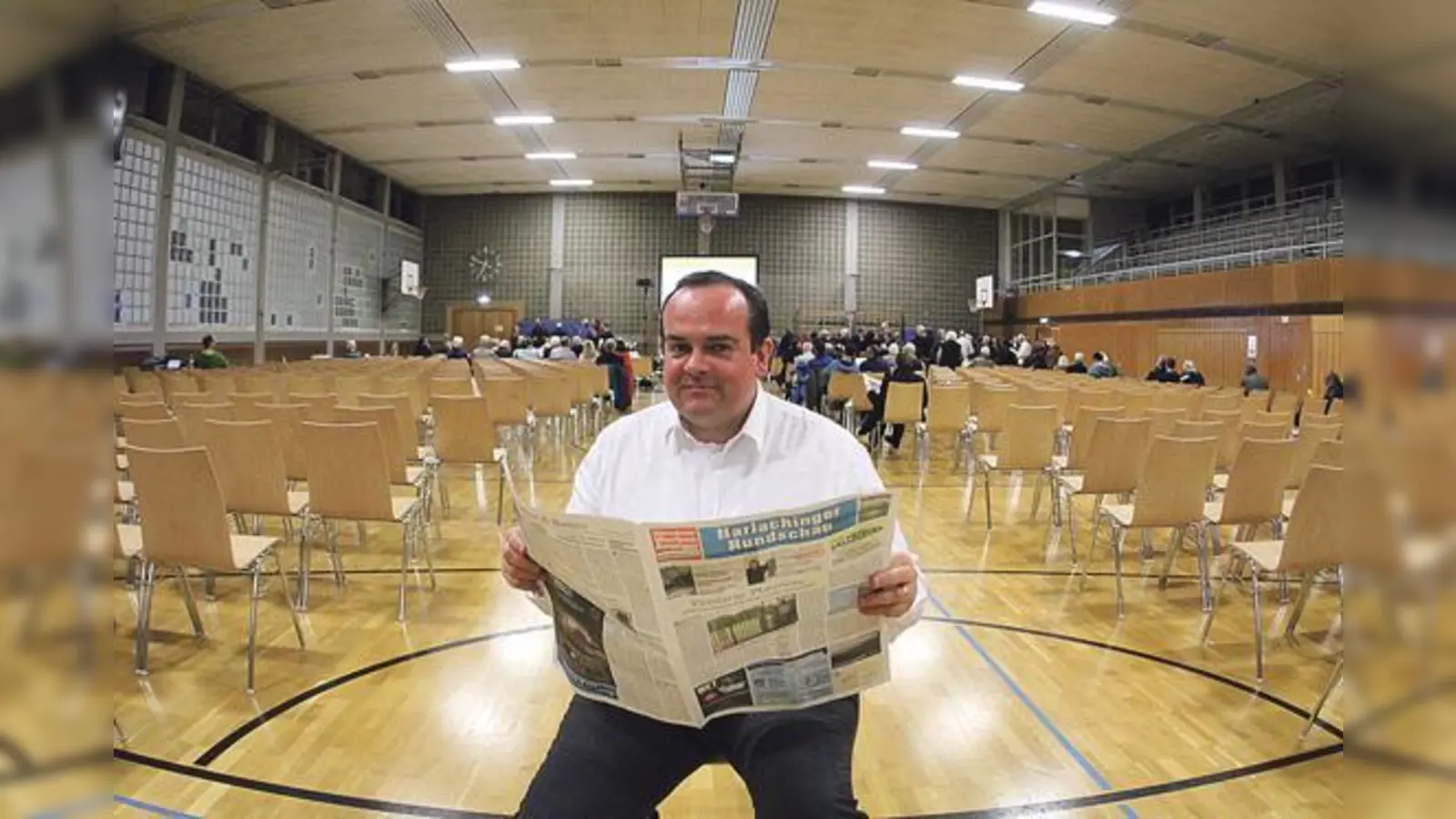 BA-Chef Clemens Baumgärtner hat eine lange TO-DO-Liste für die Stadtbezirke Harlaching und Untergiesing vorbereitet. Immer mit dabei, die Harlachinger Rundschau.	 (Foto: Hettich)