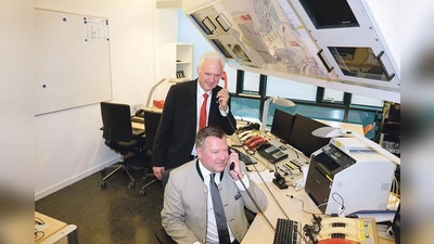 Die Leitungen in die Einsatzzentrale stehen. Davon überzeugte sich Wiesn-Chef Josef Schmid (vorne) vor einigen Tagen persönlich.	 (Foto: Robert Bösl)