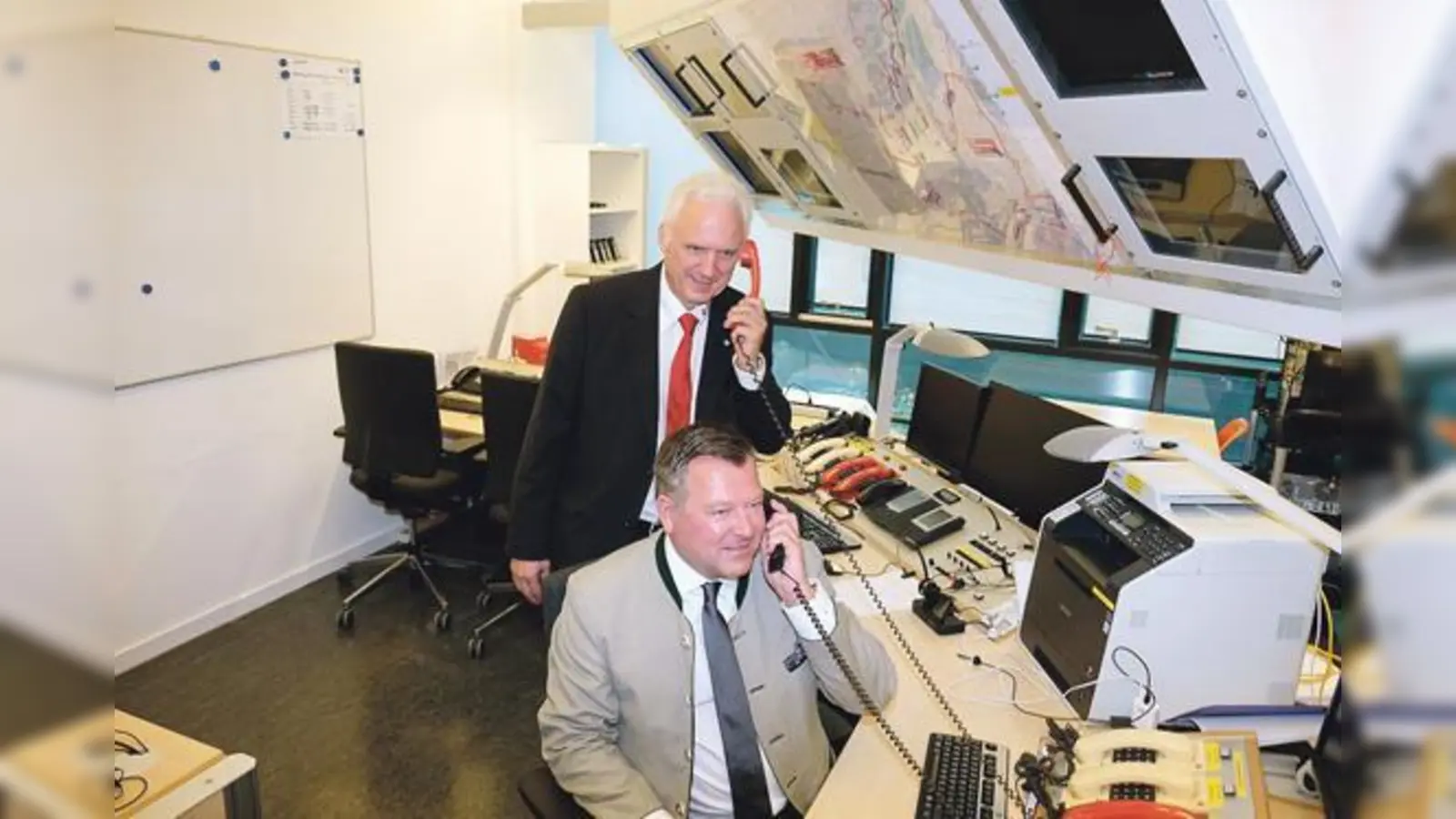 Die Leitungen in die Einsatzzentrale stehen. Davon überzeugte sich Wiesn-Chef Josef Schmid (vorne) vor einigen Tagen persönlich.	 (Foto: Robert Bösl)