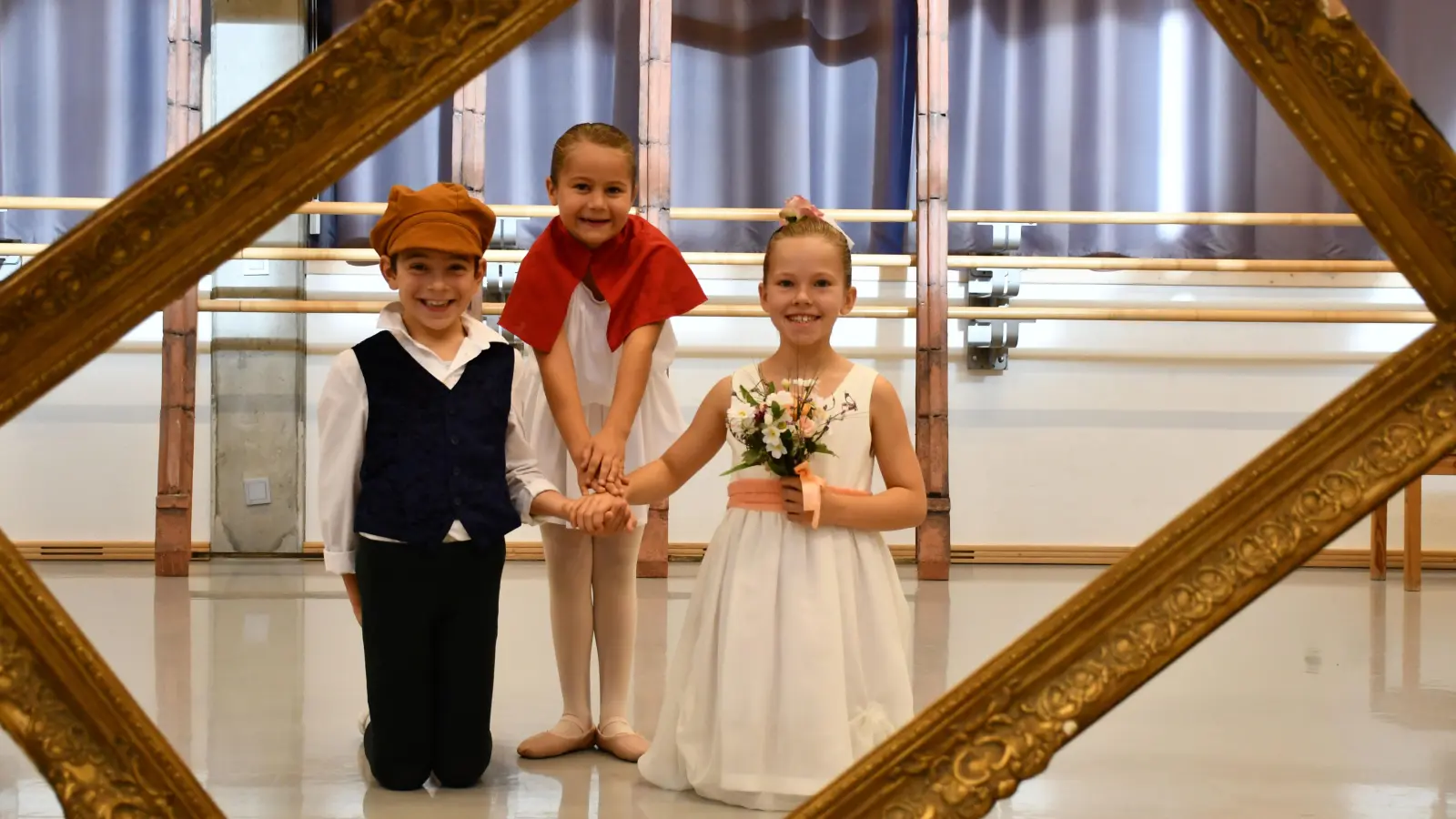 Das Vogelpaar tanzten Tommaso Righi und Elina Kowalski. In der Mitte Franziska Pabst als Kaplan. (Foto: Ballettabteilung)