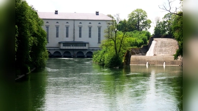 Das denkmalgeschützte Wasserkraftwerk am Isarkanal ist das erste Ziel der Radltour. (Foto: Landratsamt Erding)