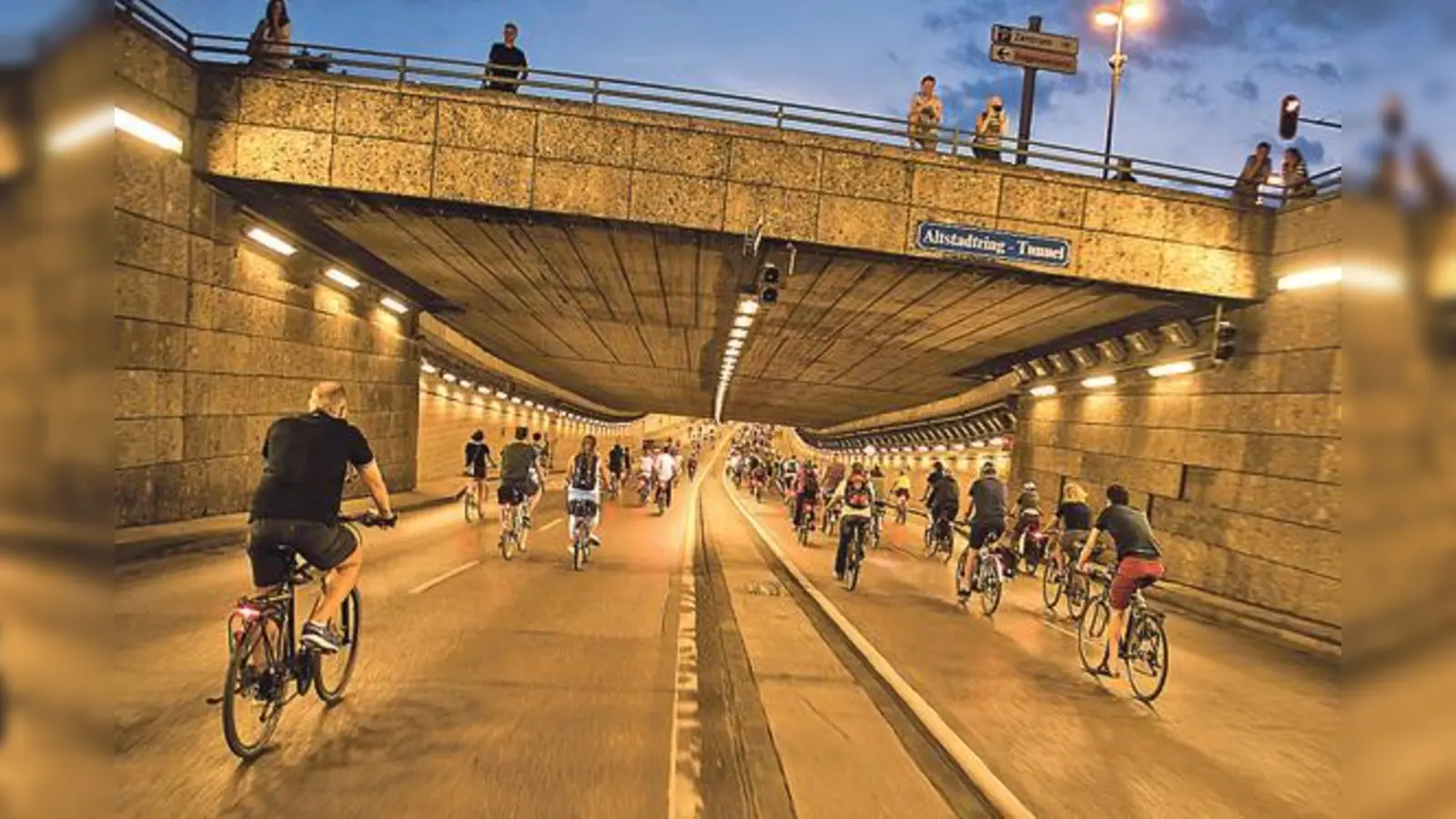 Einmal mit dem Radl durch den Altstadtring-Tunnel  ein ganz besonderes Gefühl, das am letzten Samstags 15.000 Menschen teilten.	 (Foto: Radlhauptstadt/Jonas Nefzger)