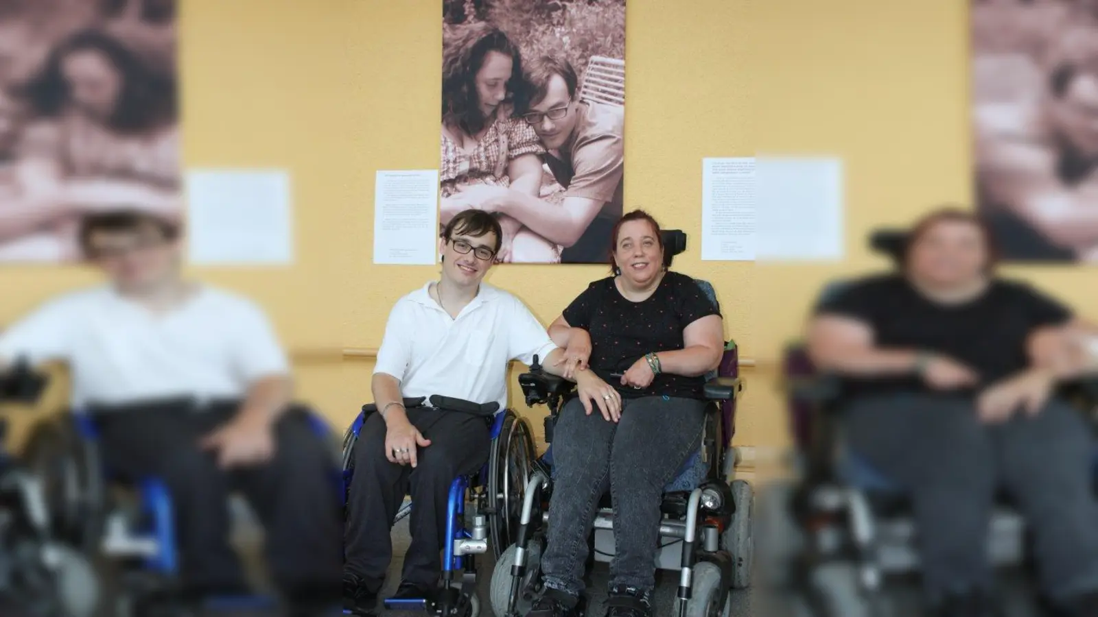 „Wir ergänzen uns gegenseitig.” Janine Klose und Manuel Wolfsteiner vor ihrem Porträt. (Foto: job)