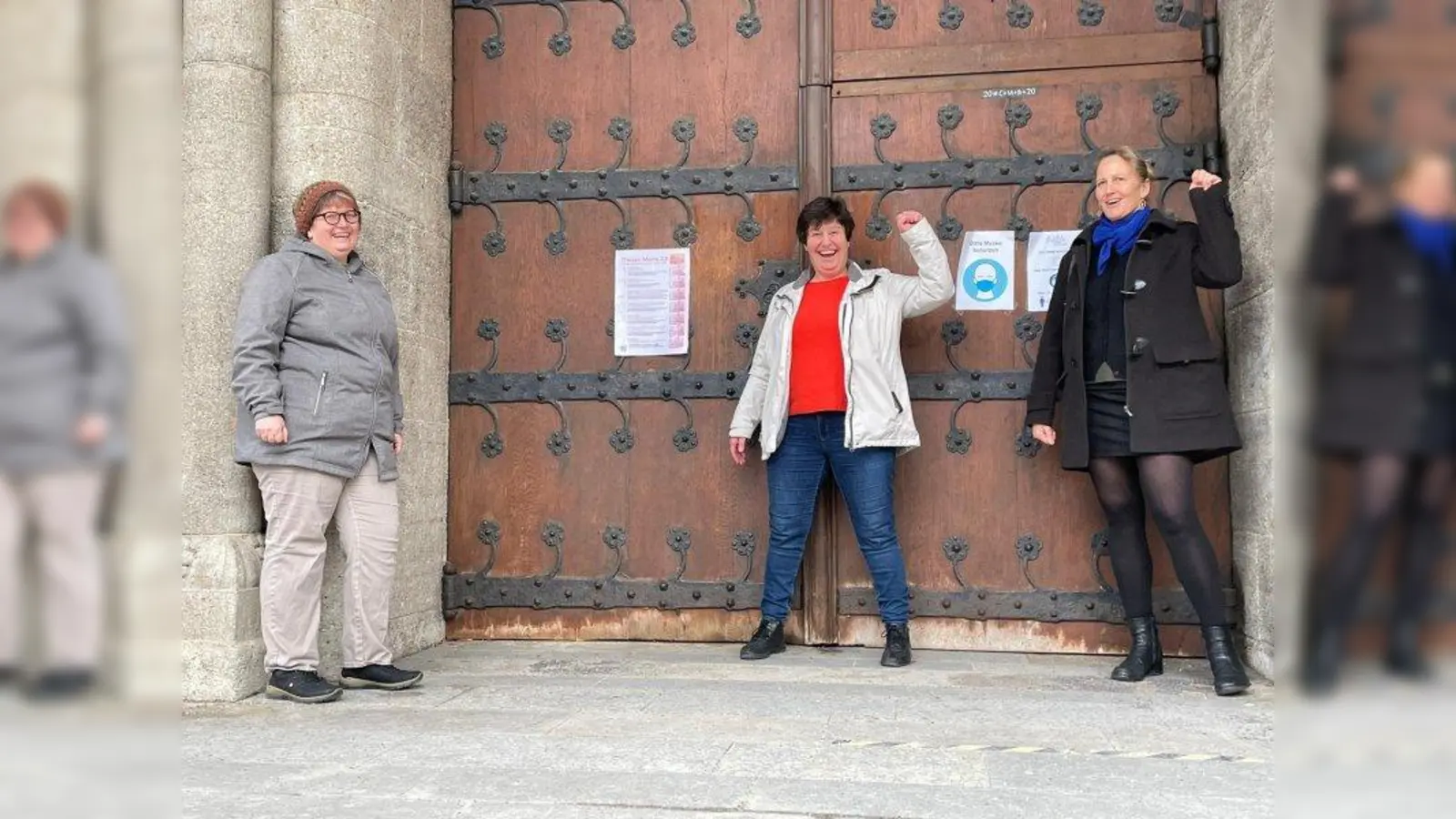 Die Initiative „Maria 2.0“ fordert Kirchenreformen und schlug jüngst ein Thesenpapier an Kirchentüren. Annemarie Auer (links), Elisabeth Stanggassinger und Anna Eichlinger (rechts) beim Thesenanschlag am Tor von St. Rupert. (Foto: pr)