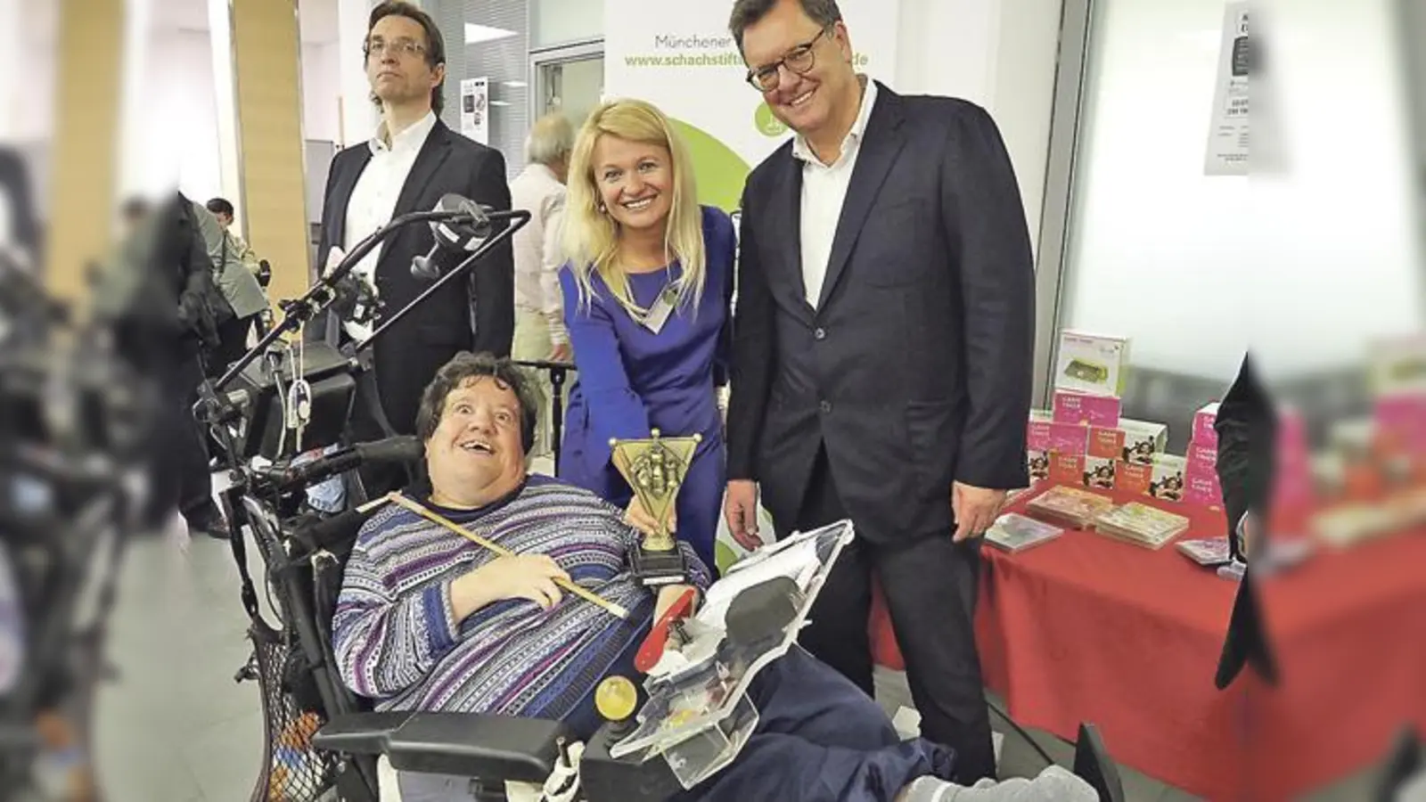 Stiftungsvorsitzende Dijana Dengler (Mitte) überreicht mit Stiftungsgründer Roman Krulich (rechts) einen Preis an Coralie, die Siegerin in der Damen-Wertung.	 (Foto: VA)