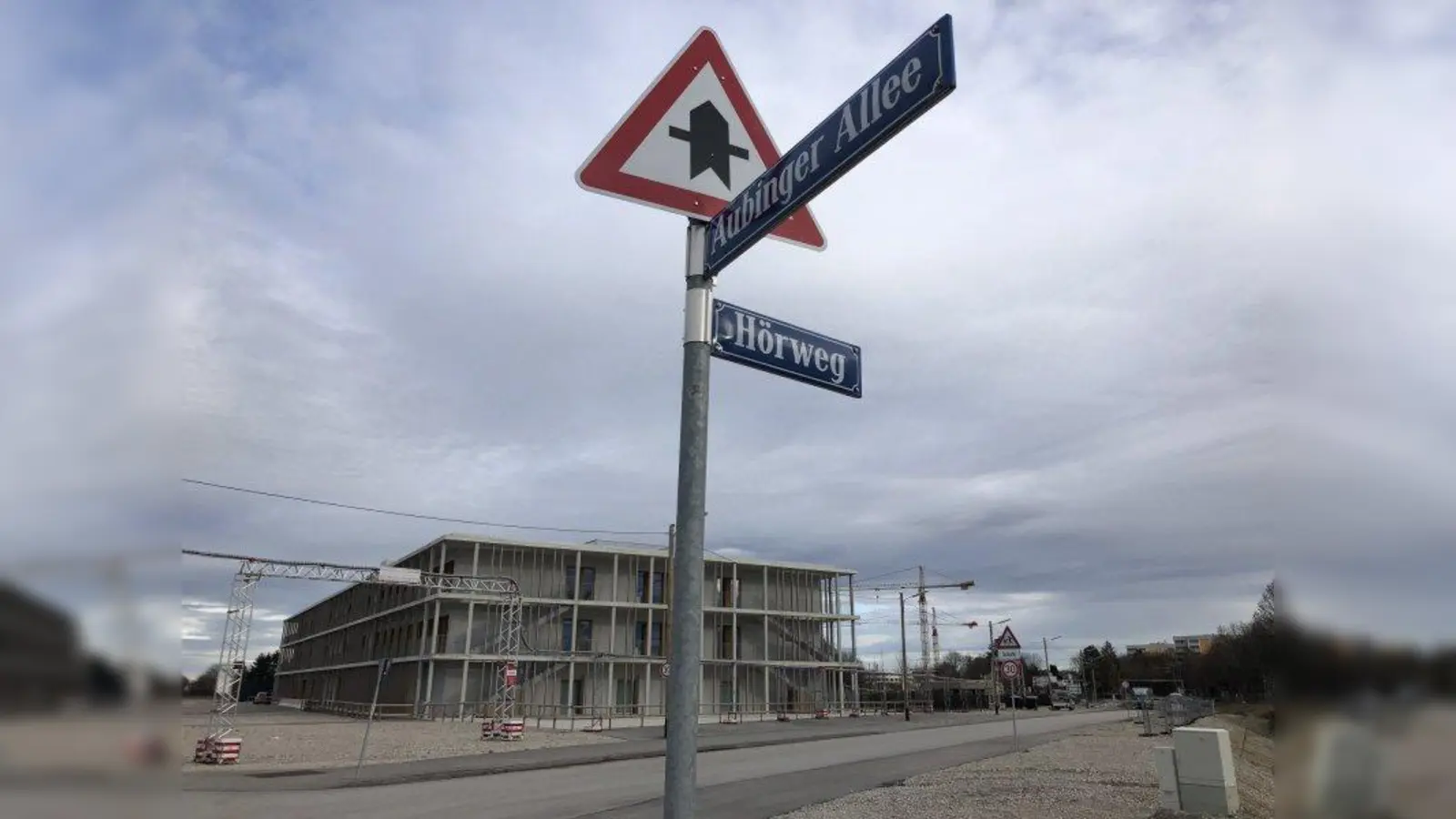 Schön kurz: Der Hörweg kreuzt die Aubinger Allee. Es ist ein alter Flurname, der dem ehemaligen Weg 1942 verliehen wurde. (Foto: pst)