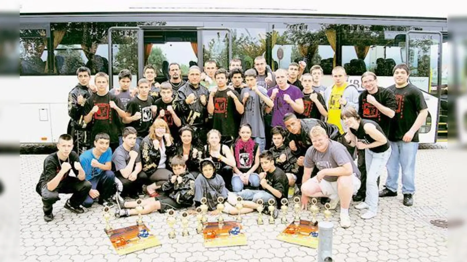 Diesmal konnten 14 Kämpfer des Leon Gym Clubs aus Neuperlach zur Deutschen Meisterschaft im Amateur Muay Thai in Reutlingen fahren.  (Foto: Privat)