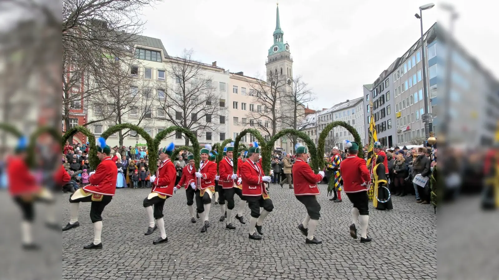 Wenn sich über 20 Männer in roten Joppen, schwarzen Bundhosen und grünen Schlegelkappen mit Buchsbaum geschmückten Bögen zu Musik im Kreise drehen, dann ist es endlich wieder soweit: Es ist Schäfflerjahr! (Foto: Archiv)