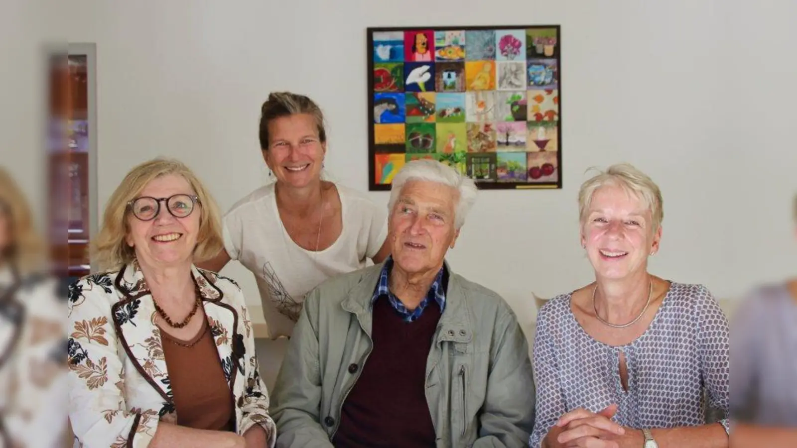 Freiwilligenagentur in der Würmtal-Insel: Andrea Schüler (hinten) hat das Beratungsangebot für Helfer und Einrichtungen in den vergangenen zehn Jahren aufgebaut. V.l. Ottilia Zöllner (Elisabethenverein), Friedrich Haberland (Besuchsdienst/Altenheim, Waldforscher) und Angela Bienert (Malteser Hospizdienst) sind drei von vielen, die ihr Ehrenamt über die Würmtal-Insel gefunden haben. (Foto: us)